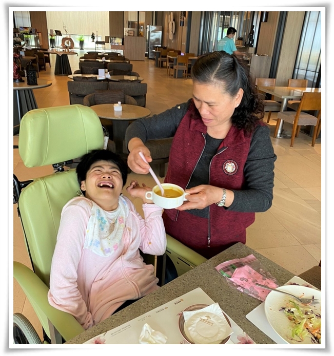 福容飯店特別準備小娟也可食用的豐盛美食，讓媽媽與小娟開心地享用午餐。
