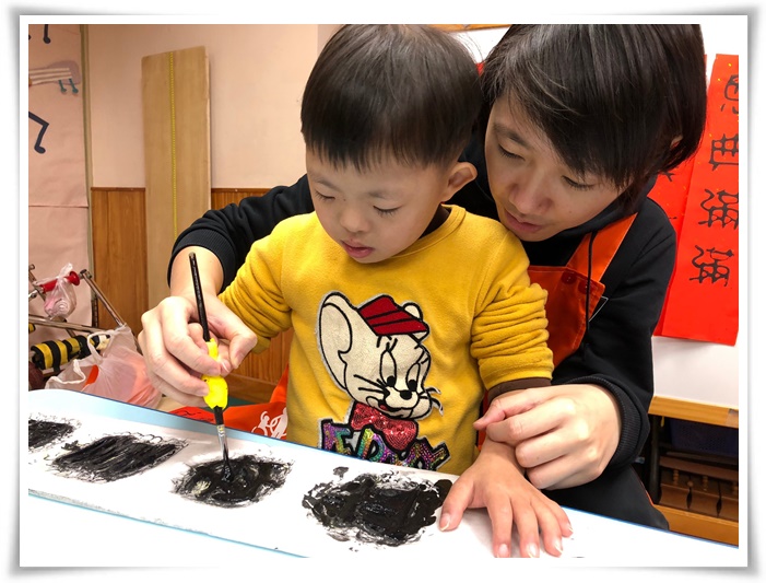 慢飛天使阿勇透過拓印畫，訓練手眼協調