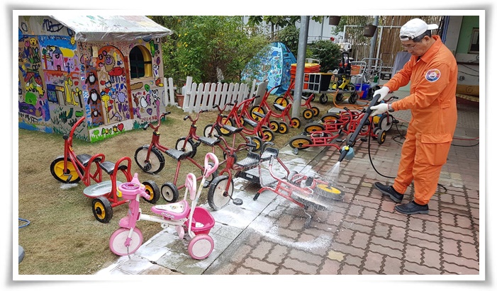 伊甸阿萬師輔具清潔工場為早療中心學童清潔遊戲器材