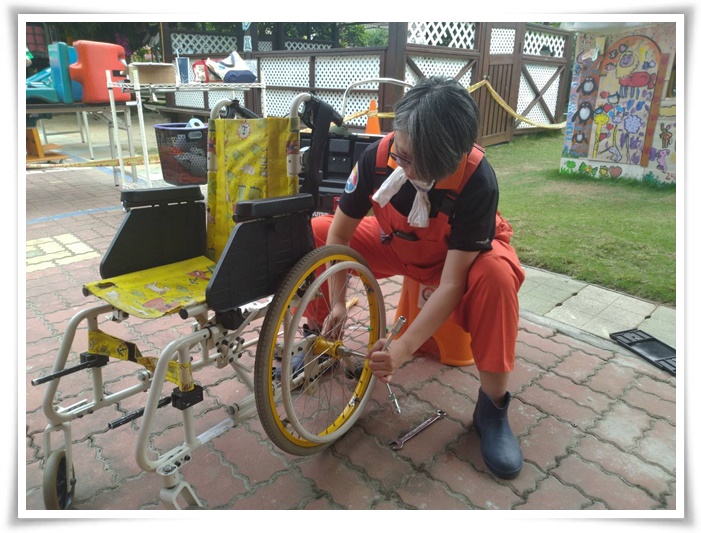 伊甸阿萬師輔具清潔工場為慢飛天使保養維修輪椅