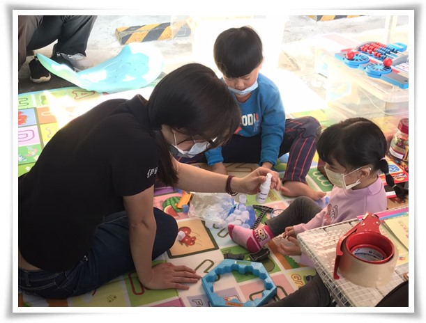 伊甸三峽早療行動車隨行社工透過繪本及有趣的互動遊戲，幫助家長了解兒童發展進度