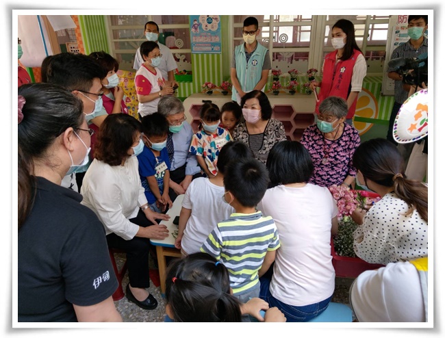 老幼共學的課程，讓小橘子幼兒園的孩子與長輩們活潑互動