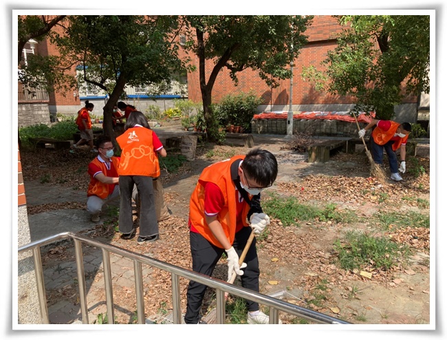 台中大遠百的志工夥伴們盡心盡力協助清潔，希望親子館開幕後讓孩子擁有一個更舒適的環境