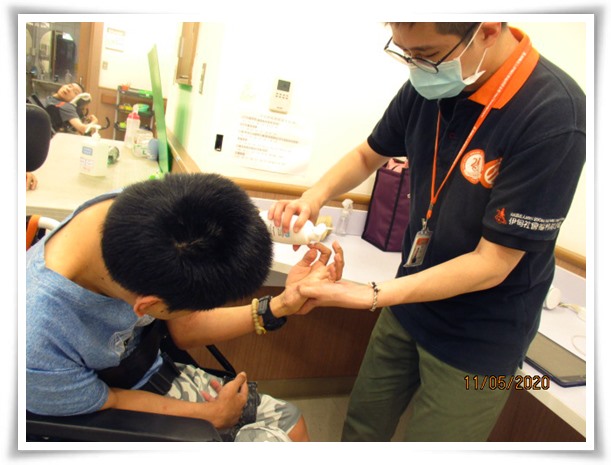 伊甸服務對象使用霓淨思捐贈酒精乾洗手保持手部清潔，做好健康管理，降低疫情感染風險。