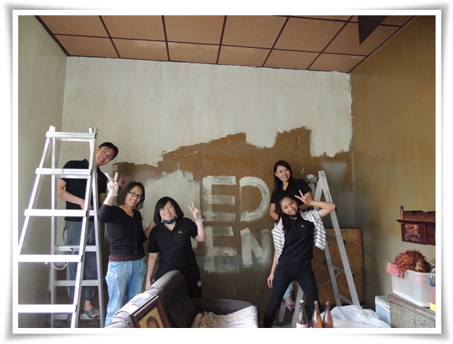 伊甸社工協助阿伯家中粉刷牆壁