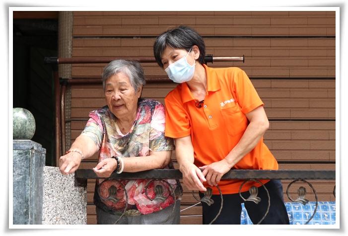 伊甸居服員陳文玉陪伴奶奶17年，常與她一起聊天談心，感情非常深厚。