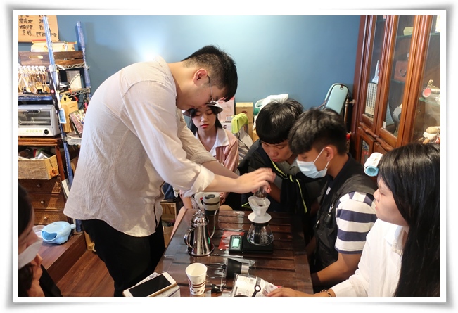 自立脫貧方案的學員阿政(左一)，拜斜槓社工店長為師  在伊甸安排下首次體驗手沖咖啡