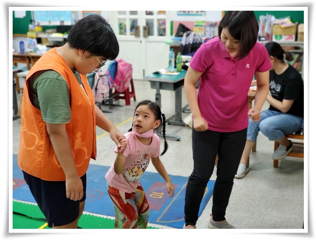 幼童按照國小作息時間到國小教室上課