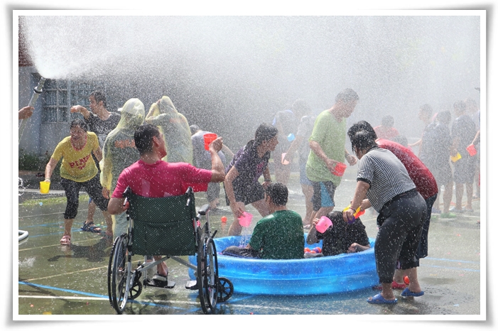 伊甸宜蘭教養院今(17)日舉辦「清涼一夏」打水仗活動，讓200位身障住民盡情享受潑水樂趣。