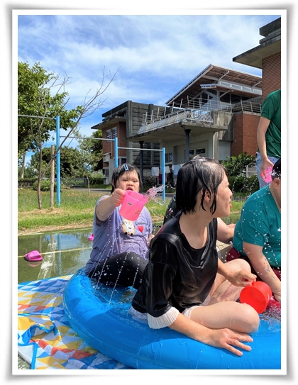 歡樂的氣氛，讓平常害羞怕生的唐氏症住民小珍，都直接坐在水池裡跟大家一起玩水。