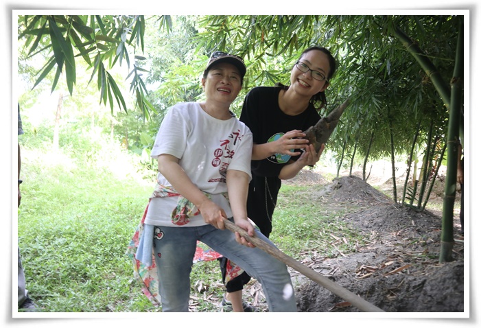 伊甸新二代學員小涵與新移民家庭成長中心朱莉英主任和一起採收的竹筍，開心合影留念。