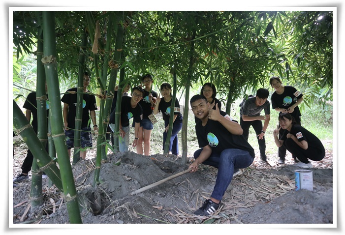 伊甸新二代學員體驗採收當地竹筍，過程有趣又好玩。