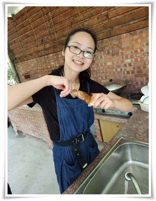 來自越南的新二代學員小涵第一次親自採收竹筍，感到相當新鮮有趣。
