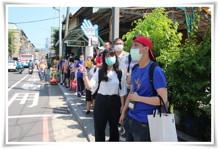 伊甸新北市新豐小作所舉辦社區導覽員活動，學員阿偉帶領大家到住家五股進行一日遊。