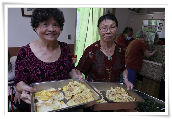 今年78歲輕度失智的鳳姨（左），與大家分享拿手的蛋料理