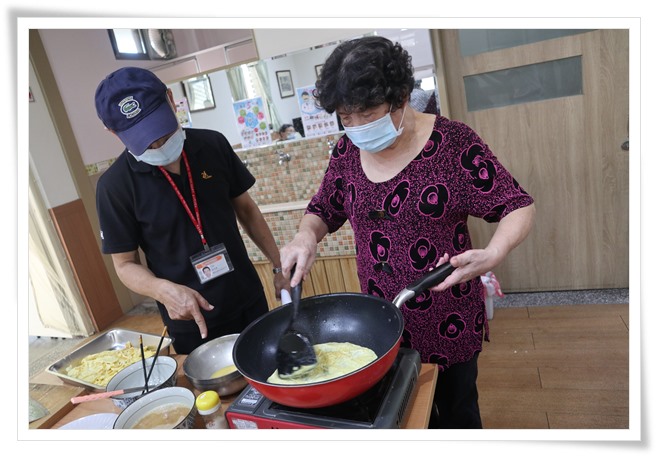 年輕時開早餐店的鳳姨，身手絲毫沒有退步，煎起蛋來可是架勢十足