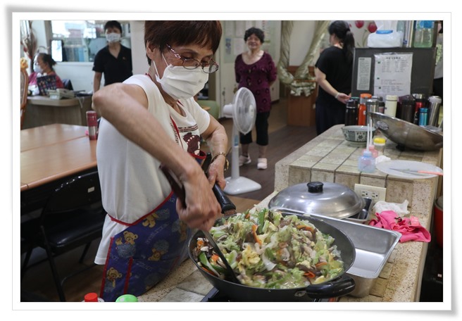 鶯歌大湖公共托老期待藉由舉辦總舖師活動，推動長輩生活復能，體現失能非失智