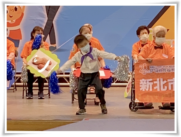 5歲的小志工與伊甸的阿公阿嬤上台表演，活潑可愛模樣是舞台亮點