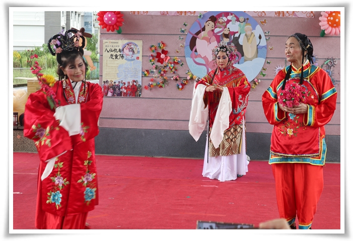 伊甸宜蘭頭城據點的高齡長輩組成「千歲歌仔戲團」粉墨登場，帶來精采活力的演出。