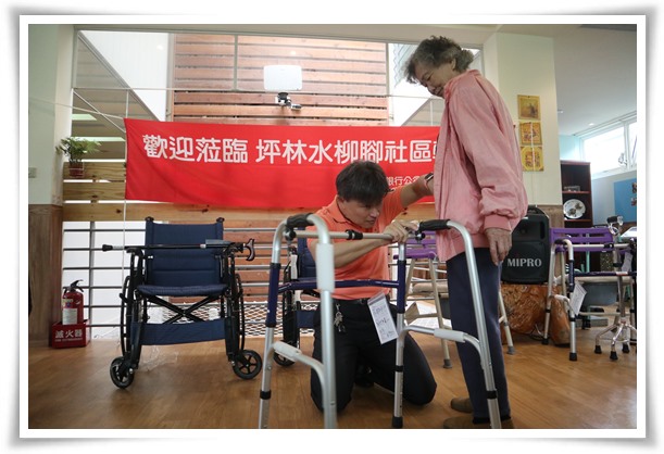 職能治療師協助長輩挑選合適的輔具及使用方法