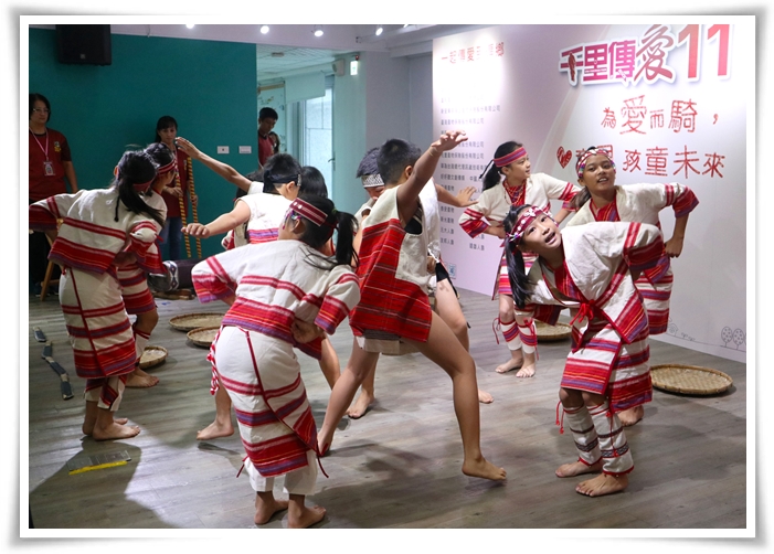 千里傳愛記者會邀請12位伊甸象圈工程計畫合作單位的孩子，以「加油泰雅」舞蹈為傳愛騎士溫暖打氣。