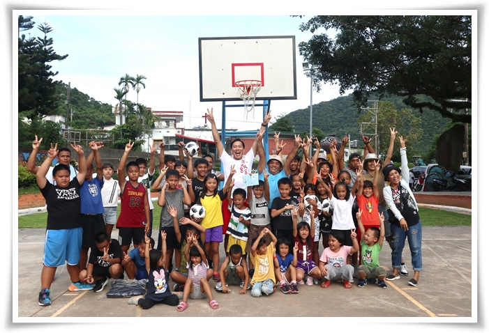 伊甸公益大使艾力克斯化身籃球教練，暖心陪伴孩子們度過難忘時光。