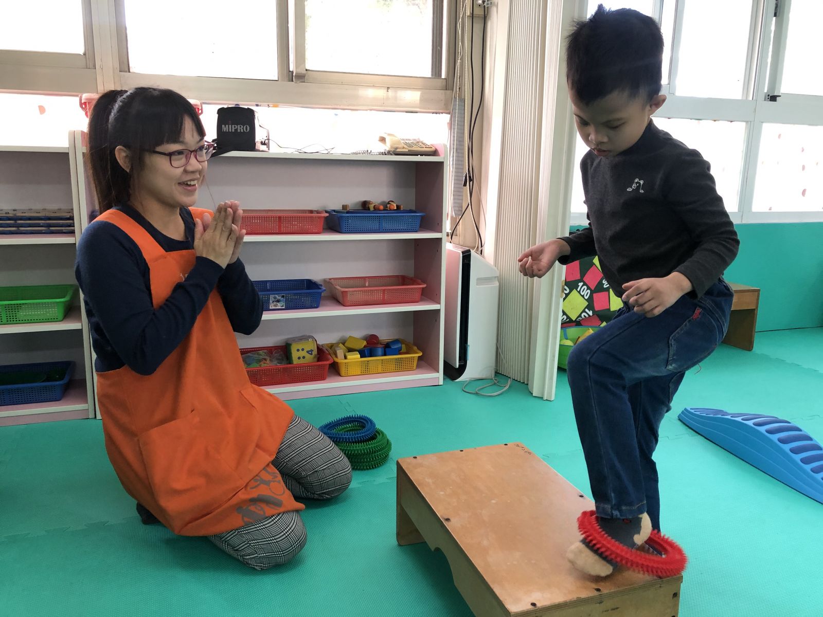 經過三年的療育服務，阿廷有了很大的進步。現在已經會數數，也能完成簡單的對答，甚至已經可以自己走路，自己吃飯了。