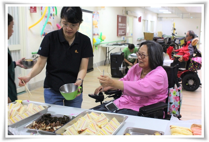 除了身障朋友們精彩的表演之外，現場更準備豐富又美味的佳餚與飲品，讓身障朋友們可以盡情享用。