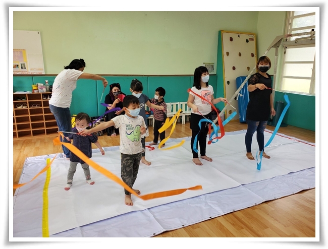 老師以遊戲來引導