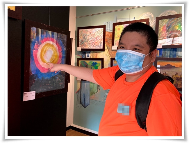 阿昌(化名)很開心看到自己的畫作在台北市中山堂藝文沙龍展出