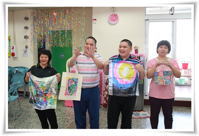 看見老師們把自己的畫作變成帆布袋和絲巾，身障青年好開心