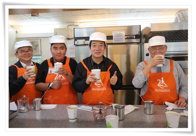 副總統與庇護員工一同製作餅乾及拿鐵咖啡，體驗學習如何打奶泡、做出完美的拿鐵咖啡。