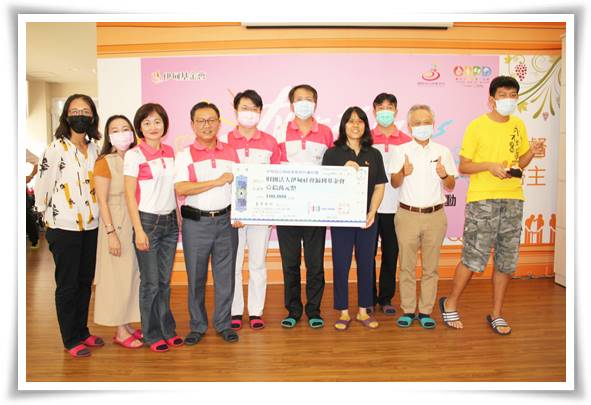 北區扶輪社社長李雨蒼及社友共同捐贈十萬元支票給伊甸