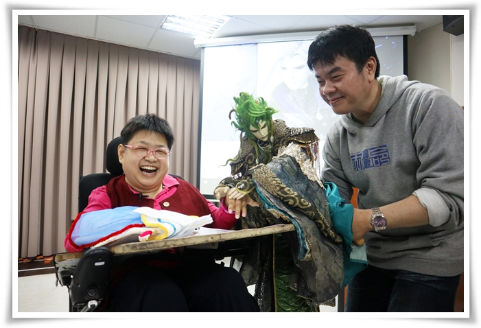 霹靂國際操弄戲偶重現經典橋段，為伊甸腦麻學員巧音暖心圓夢。