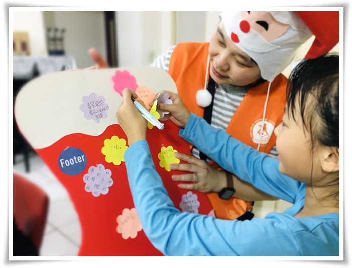 在Footer與社工們的協助下，孩子們開心地寫下聖誕願望。