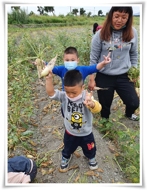 老師和家長陪同孩子們一起享受田園之樂