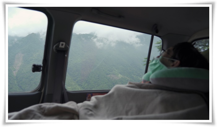 喜愛登山的秀秀在車上捨不得休息，一直欣賞沿途風景