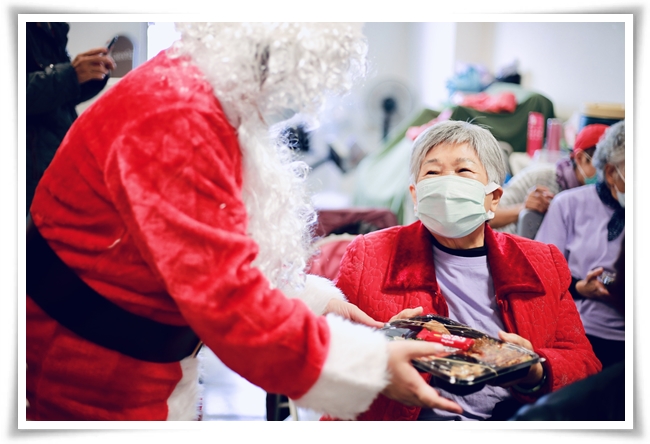 熱浪島南洋蔬食茶堂夥伴扮起聖誕老人，送餐給長輩