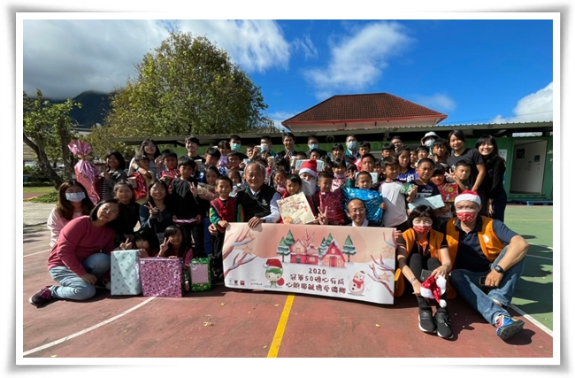 冠軍建材由屏東經銷商郭基福經理代表送聖誕禮物給丹路國小的學童