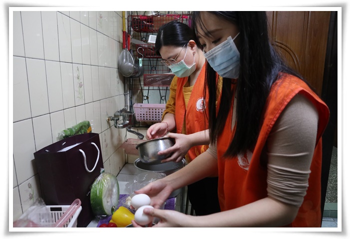 台北居家式長照機構舉辦到宅圍爐活動，為獨居長輩準備美味佳餚，陪伴他們一起開心圍爐