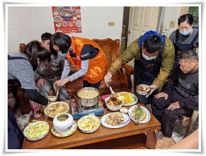 伊甸居服員準備烹飪電器與新鮮食材，大展廚藝煮出整桌美味佳餚，讓兩兄弟開心圍爐吃團圓飯。