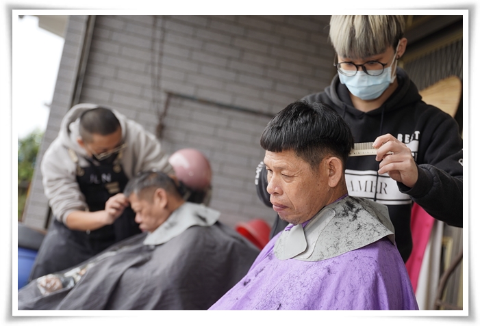 伊甸特地安排義剪志工來圍爐現場，為多重障礙的黃氏兄弟修剪頭髮、打理面容。