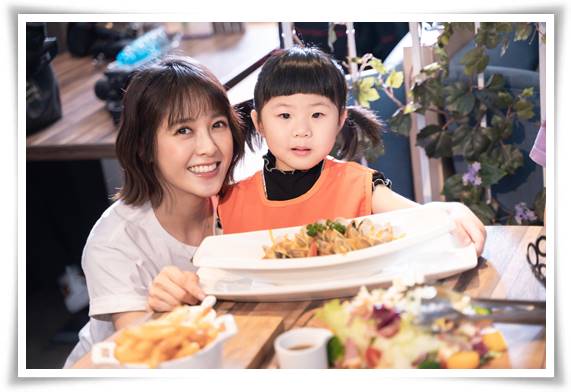 4歲的慢飛天使慈慈今(30)日出席活動記者會，成功挑戰外場送餐任務，展現早療成果