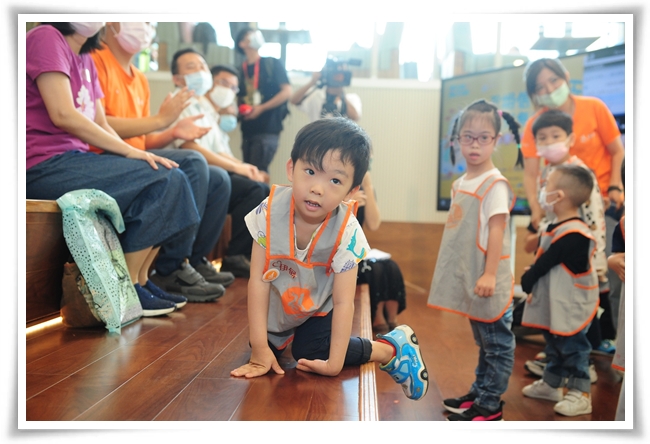 慢飛天使和家長、企業志工們一起歡慶鳳山早療中心25歲生日