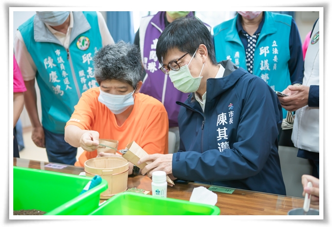 高雄市市長陳其邁與身障朋友一起上手工藝課