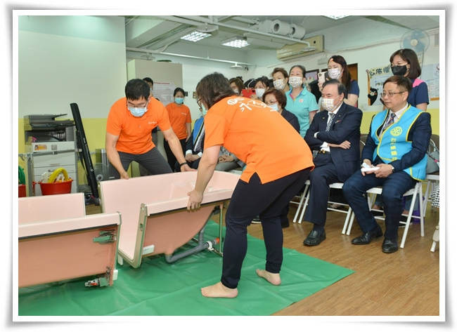 現場示範沐浴車組裝及服務流程，盼帶給服務使用者有尊嚴的服務品質