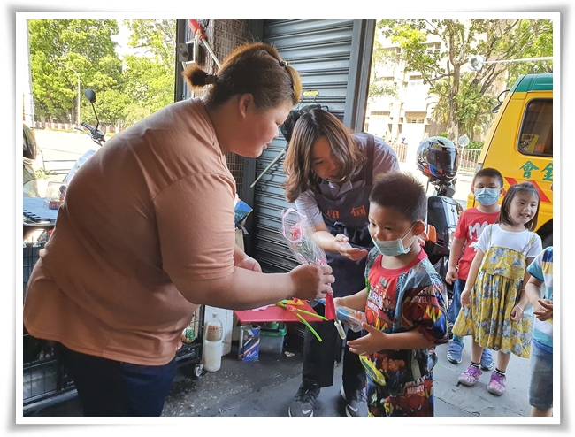 孩子送花和卡片給媽咪