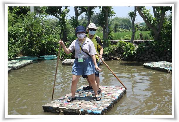 視障朋友吉能與女兒一同體驗田園農趣，同心協力划船
