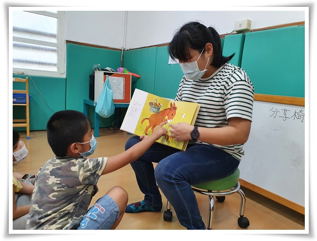 引導幼童認識繪本內的動物