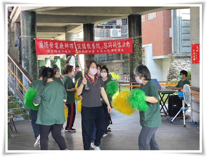 伊甸宜蘭教養院住民在院門內以精彩的打擊樂團表演，表達感謝之意。